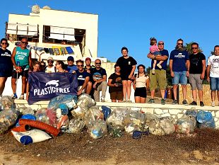 mazara-volontari-ripuliscono-dalla-plastica-un-tratto-della-costa-di-quarara