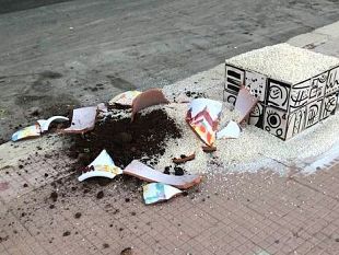 mazara-atto-vandalico-sul-lungomare-distrutto-un-vaso-in-ceramica