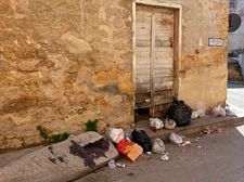 via-antonio-la-licata-ecco-perche-e-sempre-cosi-sporca