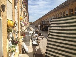 a-a-a-cercasi-amabili-resti-delirio-e-paura-al-cimitero-comunale