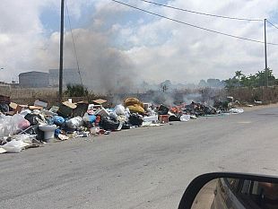 mazara-il-gabibbo-in-una-piazza-pulita-di-una-citta-invasa-dalla-spazzatura-e-da-odori-vomitevoli