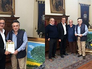 castelvetrno-il-maestro-fortunato-galfano-consegna-l-ulivo-al-sindaco