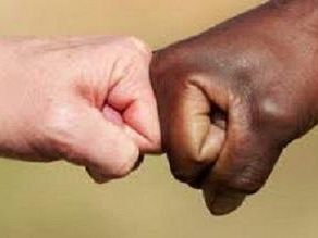 la-rabbia-e-il-dolore-per-emmanuel-e-il-nostro-silenzio-complice