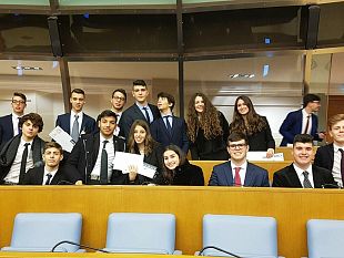 studenti-mazaresi-a-scuola-di-parlamento-la-bella-esperienza-democracy-del-liceale-marco-di-giovanni