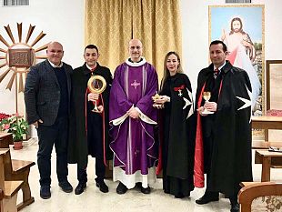 mazara-a-ajello-consegnata-sede-del-celebrante-in-lamiera-bronzata-e-marmo-un-calice-una-pisside-ed-un-ostensorio