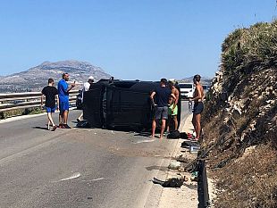 incidente-al-nono-km-auto-si-ribalta-rovinosamente