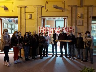 mazara-protesta-pacifica-presso-largo-delle-sirene-dei-familiari-dei-18-pescatori-sequestrati-a-bengasi