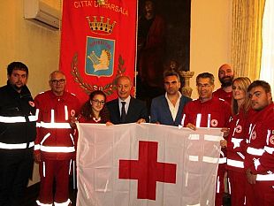 la-croce-rossa-di-arsala-ha-consegnato-la-bandiera-al-sindaco