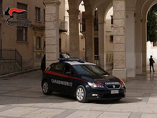 trapani/castellammare-aggredisce-i-carabinieri-e-danneggia-le-auto-di-servizio-arrestato