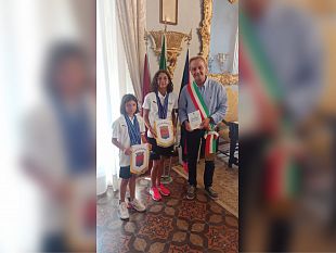 le-campionesse-di-nuoto-aurora-buongiorno-ed-edvige-gavini-ricevute-dal-sindaco