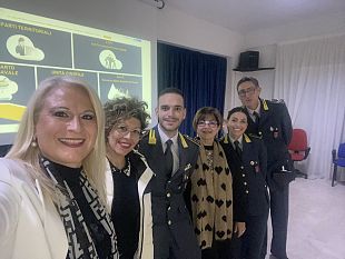 la-guardia-di-finanza-incontra-le-classi-seconde-della-scuola-secondaria-di-i-grado