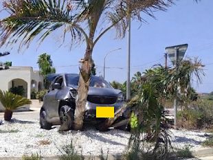 contrada-pastorella-violento-impatto-minicar-finisce-contro-una-palma