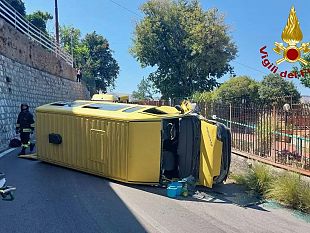 si-ribalta-scuolabus-con-21-persone-a-bordo-due-bambini-tra-i-feriti