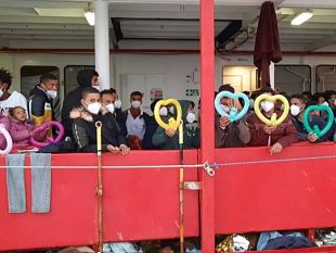 sea-eye-4-la-caritas-di-trapani-dona-palloncini-ai-piu-piccoli