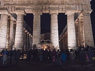 trapani/il-presepe-vivente-di-custonaci-tra-le-colonne-del-tempio-di-segesta