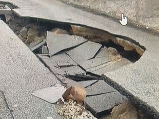 crolla-una-porzione-di-asfalto-nella-via-71-a-triscina-famiglie-impossibilitate-ad-entrare-a-casa