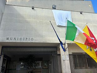 il-comune-di-petrosino-aderisce-alla-campagna-50000-sudari-per-gaza-un-lenzuolo-bianco-allingresso-del-municipio