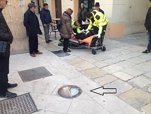 pericolo-per-pedoni-in-piazza-repubblica-signora-ferita-autoambulanza-arrivata-da-campobello-il-problema-del-basolato-killer
