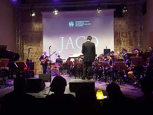 jaco-il-maestro-fabio-crescente-e-la-bellini-jazz-orchestra-incantano-palermo-con-un-concerto-dedicato-al-grande-jaco-pastorius