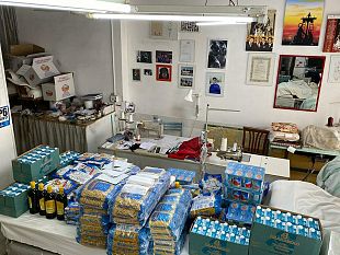 trapani-il-ceto-dei-sarti-e-tappezzieri-acquista-beni-di-prima-necessita-per-i-bisognosi