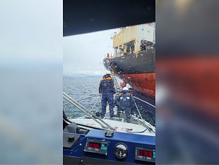 la-guardia-costiera-soccorre-un-marittimo-di-una-nave-mercantile-colto-da-malore