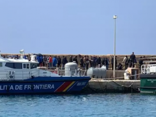lampedusa-una-notte-di-sbarchi-374-migranti-approdano-sullisola