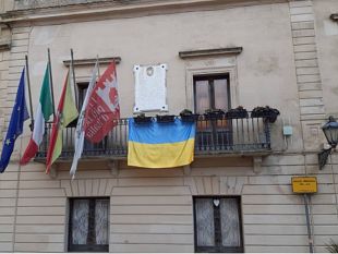 erice-sabato-e-domenica-torretta-pepoli-illuminata-con-i-colori-dellucraina