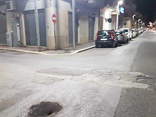video-mazara-buca-rattoppata-alla-meno-peggio-nel-centro-citta-bel-biglietto-da-visita