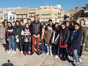 video-studenti-della-pirandello-intervistano-il-capitano-armatore-mimmo-asaro-sui-problemi-della-pesca