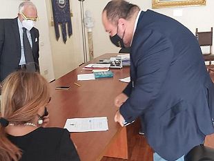 giuramento-anche-per-lassessore-davide-licari-ed-ora-le-deleghe