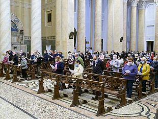 pasqua-in-zona-rossa-in-chiesa-con-lautocertificazione-scambio-della-pace-con-un-inchino-guardandosi-negli-occhi