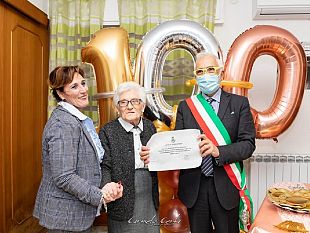 il-sindaco-alfano-ha-festeggiato-i-100-anni-di-angela-scire