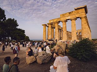 castelvetrano/trecento-spettatori-per-la-prima-alba-nel-parco-archeologico-di-selinunte
