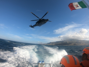 la-guardia-costiera-di-trapani-e-l82-centro-sar-dellaeronautica-si-esercitano-nel-recupero-di-naufraghi-a-mare