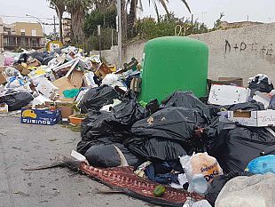 soluzione-emergenza-rifiuti-autoparco-comunale-centro-di-stoccaggio-temporaneo-i-mastelli-per-la-differenziata-distribuiti-invece-al-palazzetto-dello-sport