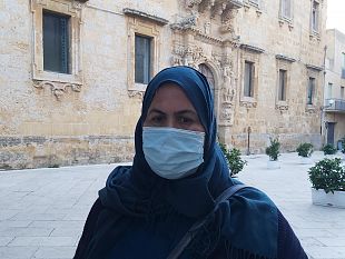 video-mio-marito-e-vivo-o-morto-60-giorni-senza-notizie-il-dolore-della-moglie-di-uno-dei-18-pescatori-sequestrati-a-bengasi