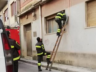 rischio-crollo-per-una-finestra-di-un-palazzo-in-via-mazzini-intervengono-i-vigili-del-fuoco-e-la-polizia-municipale
