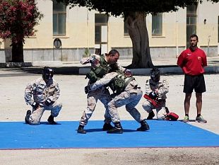 marsala-un-bersagliere-del-6-reggimento-di-trapani-interviene-e-sventa-uno-scippo-ai-danni-di-una-donna