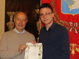 il-sindaco-alberto-di-girolamo-si-complimenta-con-l-hair-stylist-alessio-pellegrino