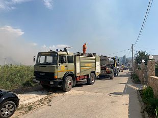 gravissimo-incendio-al-rio-forgia-decine-di-mezzi-per-spegnere-le-fiamme