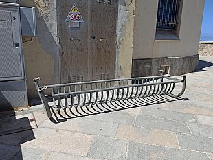 trapani-la-rastrelliera-abbandonata-alle-mura-di-tramontana-e-quella-rubata-alla-chiazza