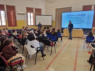 mazara-la-polizia-incontra-gli-studenti-dellic-borsellino-ajello-per-parlare-di-bullismo-e-cyberbullismo