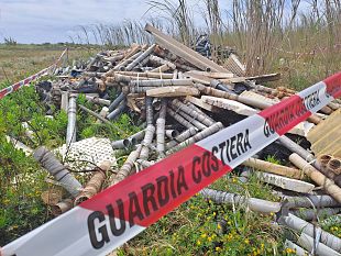 la-guardia-costiera-sequestra-area-di-100-m2-a-capo-feto-per-abbandono-rifiuti