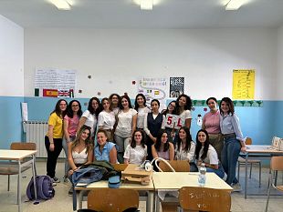 la-studentessa-alessandra-collica-ringrazia-la-dirigente-del-polo-liceale