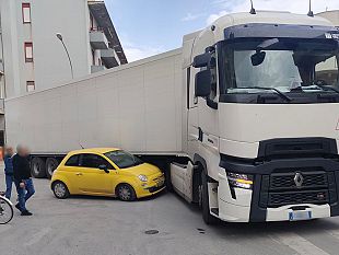 mazara-rocambolesco-incidente-incrocio-via-scurto-e-sansone