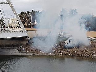 mazara-incendi-alle-sterpaglie-sulle-rive-del-fiume-arena-intervento-autorizzato-o-abusivo