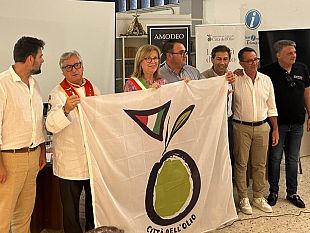 montevago-citta-dellolio-consegnata-la-bandiera-al-comune