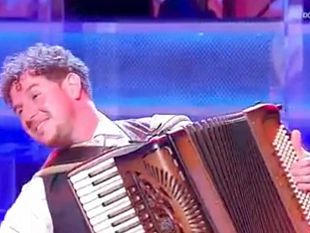 il-valdericino-pietro-adragna-incanta-il-pubblico-di-rai-1-con-la-sua-musica