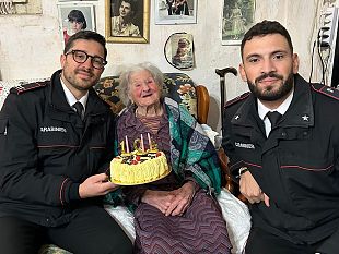 favignana-i-carabinieri-festeggiano-i-104-anni-di-zia-rosina