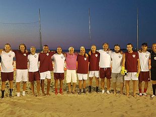 rimpatriata-granata-le-vecchie-glorie-del-trapani-calcio-inaugurano-un-torneo-di-beach-soccer